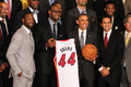 米プロバスケットボール協会（NBA）は5日、12-13レギュラーシーズンの最優秀選手（MVP）を発表し、マイアミ・ヒート（Miami Heat）のレブロン・ジェームズ（LeBron James）を選出した。

ここでは同選手の12-13レギュラーシーズンを写真で振り返る。

ホワイトハウス（White House）にバラク・オバマ（Barack Obama、右から2人目）大統領を表敬訪問し、ポーズをとるレブロン・ジェームズ（左から2人目、2013年1月23日撮影）。(c)AFP/Getty Images/NBAE/Ned Dishman