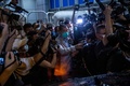 香港の警察署から保釈された黎智英（ジミー・ライ）氏（中央、2020年8月12日撮影）。(c)ISAAC LAWRENCE / AFP