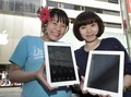 都内のアップルストアでiPad 2を購入した女性たち（2011年4月28日撮影）。(c)AFP/Yoshikazu TSUNO