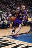 13-14NBAミネソタ・ティンバーウルブズ（Minnesota Timberwolves）対ロサンゼルス・レイカーズ（Los Angeles Lakers）。ドライブを仕掛けるロサンゼルス・レイカーズのスティーブ・ブレイク（Steve Blake、2014年2月4日撮影）。(c)AFP/Getty Images/NBAE/David Sherman