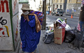 ボリビア・ラパスでマスクを着けて歩く先住民の女性（2020年5月8日撮影）。(c)AIZAR RALDES / AFP