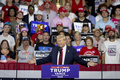 米大統領選の共和党候補、ドナルド・トランプ前大統領。ノースカロライナ州シャーロットの選挙集会で（2024年7月25日撮影）。(c)Logan Cyrus / AFP