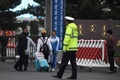 中国・内モンゴル自治区通遼市の学校前に立つ警官（2020年9月10日撮影）。(c)NOEL CELIS / AFP