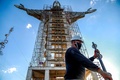 ブラジル・リオグランデドスル州エンカンタドで建設中のキリスト像と作業員（2021年4月9日撮影）。(c)SILVIO AVILA / AFP