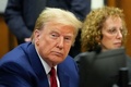 米ニューヨークの裁判所で行われた、不倫相手に口止め料を支払ったとされる事件の裁判開始日をめぐる審問に出席したドナルド・トランプ前米大統領（2024年3月25日撮影）。(c)Mary Altaffer / POOL / AFP