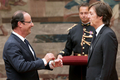 仏パリ（Paris）の大統領府でフランソワ・オランド（Francois Hollande）仏大統領（左）からレジオン・ドヌール勲章を授与されるポール・マッカートニー（Paul McCartney）氏（2012年9月8日撮影）。(c)AFP/PHILIPPE WOJAZER