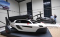 オランダ・ラームスドンクヴェールのPAL-V社本社に展示される、空飛ぶ車「PAL-V」の試作品（右）や模型（2017年5月30日撮影）。(c)AFP/EMMANUEL DUNAND