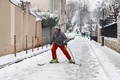 仏パリ・モンマルトルの道路をスキーで進む男性（2018年2月7日撮影）。(c)AFP PHOTO / PATRICK KOVARIK