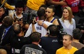 13-14NBAプレーオフ1回戦（7回戦制）、ロサンゼルス・クリッパーズ（Los Angeles Clippers）対ゴールデンステイト・ウォリアーズ（Golden State Warriors）第7戦。試合後、ロサンゼルス・クリッパーズのクリス・ポール（Chris Paul、中央）と抱き合うゴールデンステイト・ウォリアーズのステフェン・カリー（Stephen Curry、2014年5月3日撮影）。(c)AFP/Frederic J. BROWN