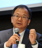都内で決算を発表するシャープの奥田隆司（Takashi Okuda）社長（2012年8月2日撮影）。(c)AFP/Yoshikazu TSUNO