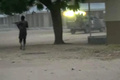 ナイジェリア北東部マイドゥグリの郊外にある村で先月25日、軍の検問所に攻撃を仕掛けるイスラム過激派組織ボコ・ハラムのメンバーら。同組織が公開した動画の一場面より（2018年1月2日公開）。(c)AFP PHOTO / BOKO HARAM