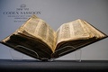 米ニューヨークの競売大手サザビーズに展示された、最古のヘブライ語聖書とされる「サスーン写本」（2023年2月15日撮影）。(c)Ed JONES / AFP
