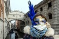 【写真特集】ウイルス対策も工夫次第? 素材も形もさまざまな「マスク」 伊ベネチアのカーニバルにマスクを着用して参加する観光客(2020年2月24日撮影)。(c)ANDREA PATTARO / AFP
