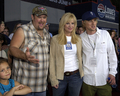 写真は上映会に出席した（左から）‘Mater’の声役ラリー・ザ・ケーブル・ガイ（%%Larry the Cable Guy%%）、‘Sally Carrera’の声役ボニー・ハント（%%Bonnie Hunt%%）、‘Lighting McQueen’の声役オーウェン・ウィルソン（%%Owen Wilson%%）。(c)AFP/Getty Images Ken Charnock