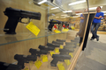 米国でほかの産業界が不況にあえぐ中、唯一活気を帯びているのが銃器業界だが、バラク・オバマ（Barack Obama）大統領は期せずして、この業界の今年一番の「非公式セールスマン」を演じているのかもしれない。

　オバマ政権が水面下で銃所持に関する規制強化を計画しているとの観測や、不況で犯罪が増えるとの懸念から、銃や弾丸を買いだめておこうとする動きが米国で現れている。

　写真は、米カリフォルニア（California）州南部のエルカホン（El Cajon）にある射撃練習場「Project Y2000」に併設されている銃器店（2009年4月21日撮影）。(c)AFP/Jewel SAMAD