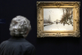 2008年1月29日、英国ロンドン（London）のオークションハウス、サザビーズ（Sotheby&apos;s）で公開された、2月5日にオークションにかけられる1867年のモネ（Monet）の作品『La Route de Flerme Saint-Simeon en hiver』。推定落札額は300万-400万ポンド（約6億4000万-8億5000万円）。(c)AFP/SHAUN CURRY