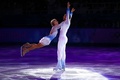 ソチ冬季五輪、フィギュアスケート・エキシビションの演技に臨むアリオナ・サフチェンコ（Aliona Savchenko）/ロビン・ショルコウィー（Robin Szolkowy）組（2014年2月22日撮影）。(c)AFP/ADRIAN DENNIS