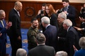米連邦議会で、議員らと握手をするウクライナのウォロディミル・ゼレンスキー大統領（中央、2022年12月21日撮影）。(c)Mandel NGAN / AFP