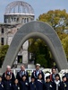 広島の平和記念公園を訪れ、原爆死没者慰霊碑に献花したのち写真撮影に臨むジョン・ケリー米国務長官（中央右）ら先進7か国（G7）の外相と岸田文雄外相（右、2016年4月11日撮影）。(c)AFP/TOSHIFUMI KITAMURA