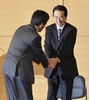 民主党の両院議員総会で、握手する菅直人（Naoto Kan）首相と民主党幹事長に決まった岡田克也（Katsuya Oakada）氏（2010年9月17日撮影）。(c)AFP/Kazuhiro NOGI