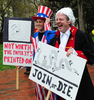 ワシントンD.C.のホワイトハウス（White House）前にあるラファイエット広場（Lafayette Park）で、愛国者の衣装を身に着けオバマ政権の政策に抗議する親子。

米国で確定申告の提出期限にあたる15日、バラク・オバマ（Barack Obama）米大統領の経済政策などに抗議する共和党支持者らが、英国の植民地税に反発して起こった1773年の「ボストン茶会事件（Boston Tea Party）」にちなんだ抗議集会を全米各地で開いた。

人びとは、ティーバッグやアイスティーなどお茶に関連する物を手に、オバマ政権の税政策や金融機関などの救済策、歳出が大幅増となった予算案などに抗議した。主催者側によると、全米の約800か所で同様の集会が行われるという（2009年4月15日撮影）。(c)AFP/Karen BLEIER