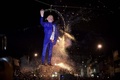 メキシコの首都メキシコ市で行われた「イースター（復活祭）」前の「聖週間」の行事で火を付けられたドナルド・トランプ氏の張り子人形（2016年3月26日撮影）。(c)AFP/YURI CORTEZ