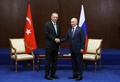 カザフスタン・アスタナで会談に臨むロシアのウラジーミル・プーチン大統領（右）とトルコのレジェプ・タイップ・エルドアン大統領（2022年10月13日撮影、資料写真）。(c)Vyacheslav PROKOFYEV / SPUTNIK / AFP