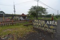 インドネシア・ジャワ島シドアルジョの泥火山地域に立つ「泥火山観光エリア入り口」と書かれた看板（2016年3月28日撮影）。(c)AFP/ADEK BERRY