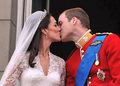 ロンドン（London）ウェストミンスター寺院（Westminster Abbey）で結婚式を挙げた後、バッキンガム宮殿（Buckingham Palace）のバルコニーに現れ、キスを交わすウィリアム王子（Prince William）とキャサリン妃（Kate, Duchess of Cambridge、2011年4月29日撮影）。(c)AFP/WPA/JOHN STILLWELL