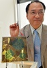 アジサイの花をデザインした太陽電池の試作品を説明する東京大学（University of Tokyo）先端科学技術研究センター（Centre for Advanced Science）の瀬川浩司（Hiroshi Segawa）教授（2014年7月24日）。(c)AFP/Yoshikazu TSUNO