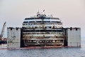 イタリア中部ジリオ（Giglio）島沖で、浮上した豪華客船コスタ・コンコルディア（Costa Concordia）号（2014年7月20日撮影）。(c)AFP/GIUSEPPE CACACE