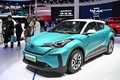 中国・上海で行われている上海国際モーターショーのトヨタのブース。写真はトヨタの電気自動車「C-HR EV」（2021年4月19日撮影）。(c)Hector RETAMAL / AFP