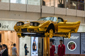 上海の大型ショッピングモールで展示された70年代の「黄金」クラシックカー（2017年7月5日撮影）。(c)CNS/王岡