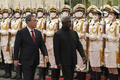 中国・北京で李強首相（左）と儀仗（ぎじょう）兵の歓迎を受けるソロモン諸島のマナセ・ソガバレ首相（2023年7月10日撮影）。(c)Andy Wong / POOL / AFP