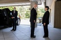 東京都内の皇居・御所で、ジョー・バイデン米大統領（左）を出迎えられる天皇陛下（2022年5月23日撮影）。(c) SAUL LOEB / POOL / AFP
