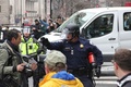 米首都ワシントンで、デモ隊と警官隊がもみ合いになる中、カメラマンに催涙スプレーを向ける警官（2017年1月20日撮影）。(c)AFP/Thomas WATKINS