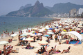 南半球に位置するブラジルの主要都市リオデジャネイロ（Rio de Janeiro）では気温が40度を上回り、イパネマ・ビーチ（Ipanema beach)には海水浴を楽しむ大勢の人が詰め掛けた。
同国気象庁によると、リオでは26日に気温が43.2度まで上昇し、1915年以来の記録的猛暑となった（2012年12月27日撮影）。(c)AFP　PHOTO/VANDERLEI ALMEIDA