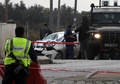 イスラエル人のグループに車で突っ込んだパレスチナ人が射殺された、パレスチナ自治区ヨルダン川西岸のナブルスの南の交差点に集まったイスラエルの治安部隊員ら（2015年11月8日撮影）。(c)AFP/JAAFAR ASHTIYEH
