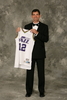 2009年のバスケットボール殿堂（%%Basketball Hall of Fame%%）入り式典が11日、マサチューセッツ（Massachusetts）州スプリングフィールド（springfield）のシンフォニーホール（Symphony Hall）で行なわれ、マイケル・ジョーダン（%%Michael Jordan%%）氏らが殿堂入りした。写真はポートレート撮影に臨むジョン・ストックトン（%%John Stockton%%）氏。（2009年9月11日撮影）(c)AFP/Getty Images/NBAE/Nathaniel S. Butler