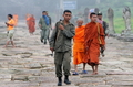 カンボジア・プノンペン（Phnom Penh）北方約543キロメートル、タイ国境近くのプレアビヒア（Preah Vihear）州にあるプレアビヒア寺院遺跡（Preah Vihear Temple）で、仏教僧と歩くカンボジア軍兵士（2008年7月18日撮影）。(c)AFP/TANG CHHIN SOTHY