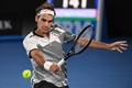 全豪オープンテニス、男子シングルス4回戦。バックハンドを打つロジャー・フェデラー（2017年1月22日撮影）。(c)AFP/SAEED KHAN