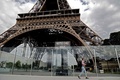 都市封鎖が実施されている仏パリのエッフェル塔の前を一人で歩く女性（2020年4月24日撮影）。(c)THOMAS COEX / AFP