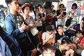 台湾・台北の立法院前で街頭テレビで同性婚法案の審議を見守る同性婚賛成派（2019年5月17日撮影）。(c)Sam YEH / AFP