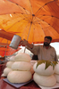 2007年9月13日、ラマダン初日のカブール（Kabul）の市場でチーズを売る商店。(c)AFP/SHAH Marai
