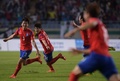 第17回アジア競技大会（17th Asian Games、Asiad）サッカー男子決勝、韓国対北朝鮮。得点を喜ぶ韓国の選手（2014年10月2日撮影）。(c)AFP/PORNCHAI KITTIWONGSAKUL