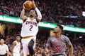 15-16NBA、クリーブランド・キャバリアーズ対シカゴ・ブルズ。シカゴ・ブルズのジミー・バトラーをかわし得点を狙うクリーブランド・キャバリアーズのカイリー・アービング（2016年1月23日撮影）。(c)AFP/Getty Images/Jason Miller
