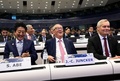 ベルギー首都ブリュッセルの欧州連合（EU）本部で「持続可能な連結性および質の高いインフラに関する欧州・日本パートナーシップ」に関する会合に出席した安倍晋三首相（左）とジャンクロード・ユンケル欧州委員長（中央、2019年9月27日撮影）。(c)JOHN THYS / AFP