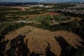 ブラジル北部アマゾナス州マナウスの墓地（2021年4月29日撮影）。(c)MICHAEL DANTAS / AFP