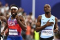 パリ五輪、陸上男子200メートル決勝。ゴールするボツワナのレツィレ・テボゴ（右）と米国のケネス・ベドナレク（2024年8月8日撮影）。(c)Jewel SAMAD / AFP
