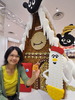 東京・松坂屋銀座店で開催された東ハト（Tohato）との共同イベント「東ハトお菓子フェスタ2010」で、高さ2メートルの「お菓子の家」を披露するお菓子アーティストの謝琳（Chelin、シェリン）さん（2010年9月1日撮影）。(c)AFP/Yoshikazu TSUNO